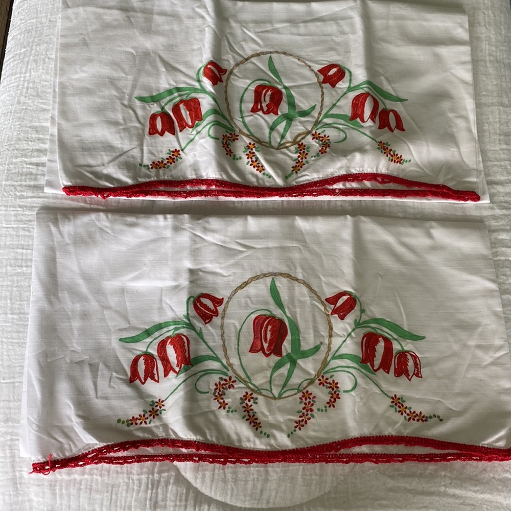 Vintage Pair Of Red Tulips Painted Pillowcases! - Picture 2 of 7